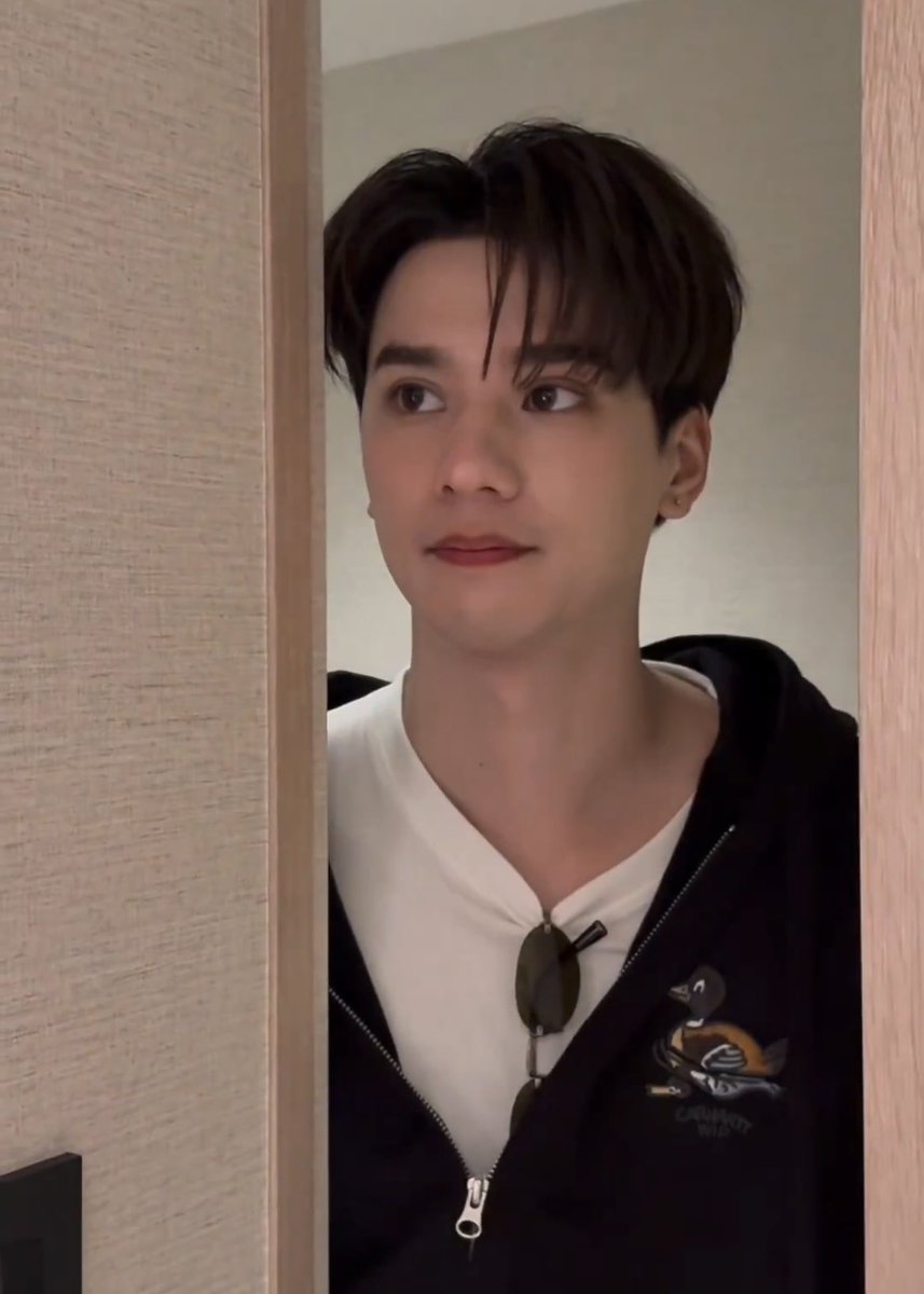 อะไรอ้วน มาทำลับ ๆ ล่อ ๆ

พี่ขอไปเตะบอลได้ไหมคะ ล้านจานเสร็จแล้ว 

จะไปก็ไปสิ

จริงนะคะ ให้พี่ไปใช่ไหม 

แล้วแต่ค่ะ คิดเอาเอง