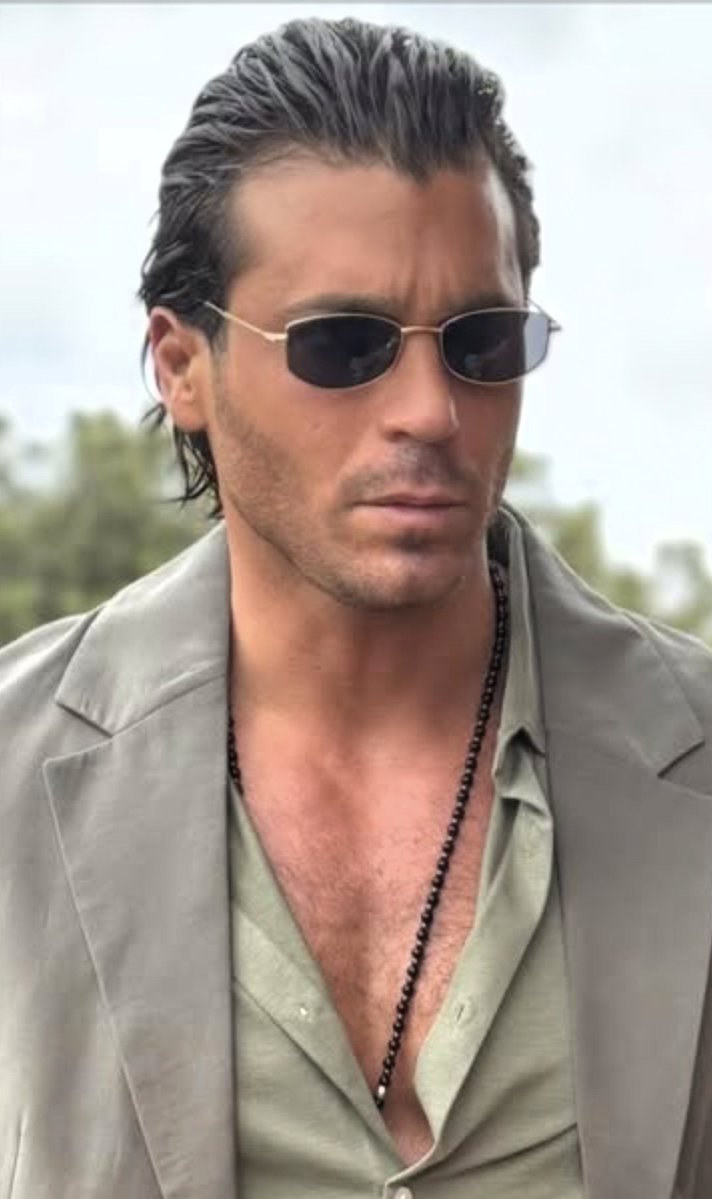 La situazione migliora di giorno in giorno, anche visto il soggetto, sembrerebbe impossibile. 
Sto amando questo cambio di look alla follia✈️🔥🔥🔥
#CanYaman