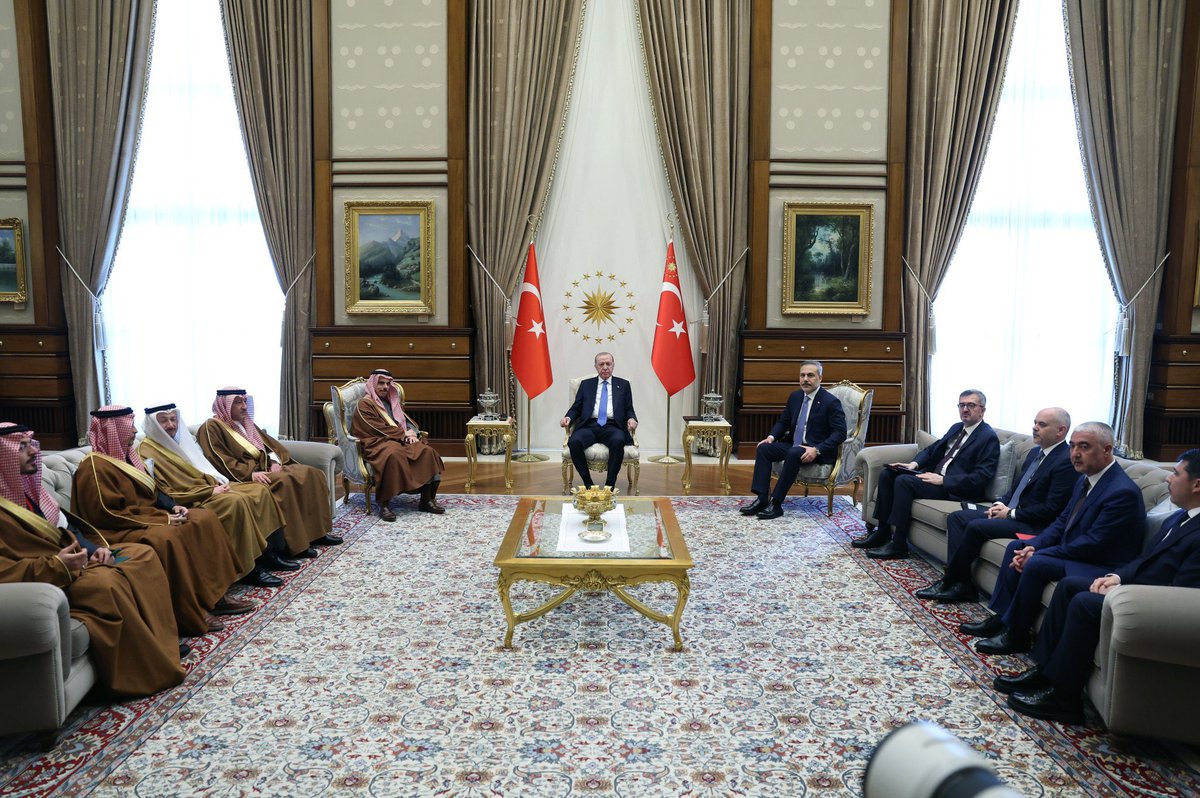 الرئيس التركي رجب طيب اردوغان يستقبل سمو وزير الخارجية السعودي الأمير فيصل بن فرحان ال سعود بالمجمع الرئاسي في العاصمة أنقرة