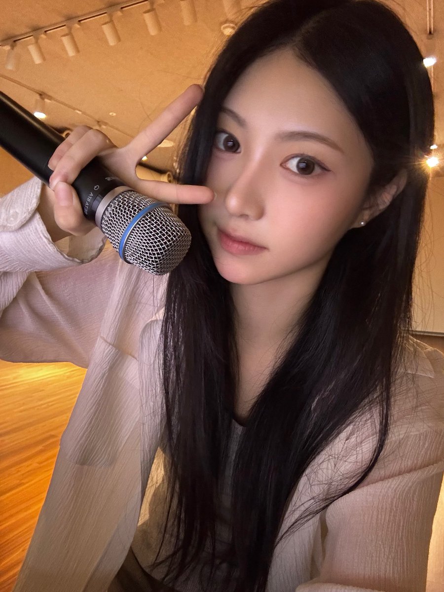 Mydeareest's tweet photo. 260506 #이본 베리즈 포스트

차차~ 보고 싶어서 왔어! 늦게 와서 미안해🥺🥺
오늘 하루도 잘 보냈지?! 언차둥이들은 아주 잘 보냈다🤍
너무 오래 못 봐서 보고 싶어~~ㅜㅜ 내가 보고 싶으면 우리 차차도 보고 싶겠지?! 싶어서 연습하다가 사진 찍구 ㅎㅎ
오늘 올리는 사진들은 완전 청순 이본이야!! 예쁘게 봐쥬세요🤍
���일도 밥 잘 챙겨 먹고 행복한 하루 보내!!
(오늘 하루 어떻게 보냈는지 궁금하니까 오늘 하루 중 가장 기억에 남는 일 써주고 가기!!🤍)
잘 자용😴
