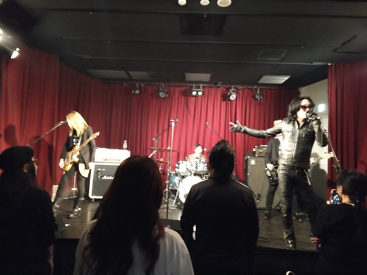 5/5＠荻窪TBCにてBSP😎
横道坊主との2マンでわりとロングセット。
普段あまり聴けないMAGIK MOMENTが来てラッキー
最後はサングラスを外してCANARYかと思いきや
JUST MAKE ‘EM MOVEで締め（フェイント？）
😎はトレードマークだけど、たまに外した方が
感情が伝わって直接ハートに響くような気がした