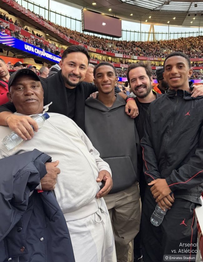 📲 Ecuadorian twins Edwin &amp; Holger Quintero, alongside their father &amp; representatives, in attendance at the Emirates Stadium last night. 👋🇪🇨

The pair will officially join Arsenal from current club Independiente del Valle in August 2027, once they turn 18. 🔜