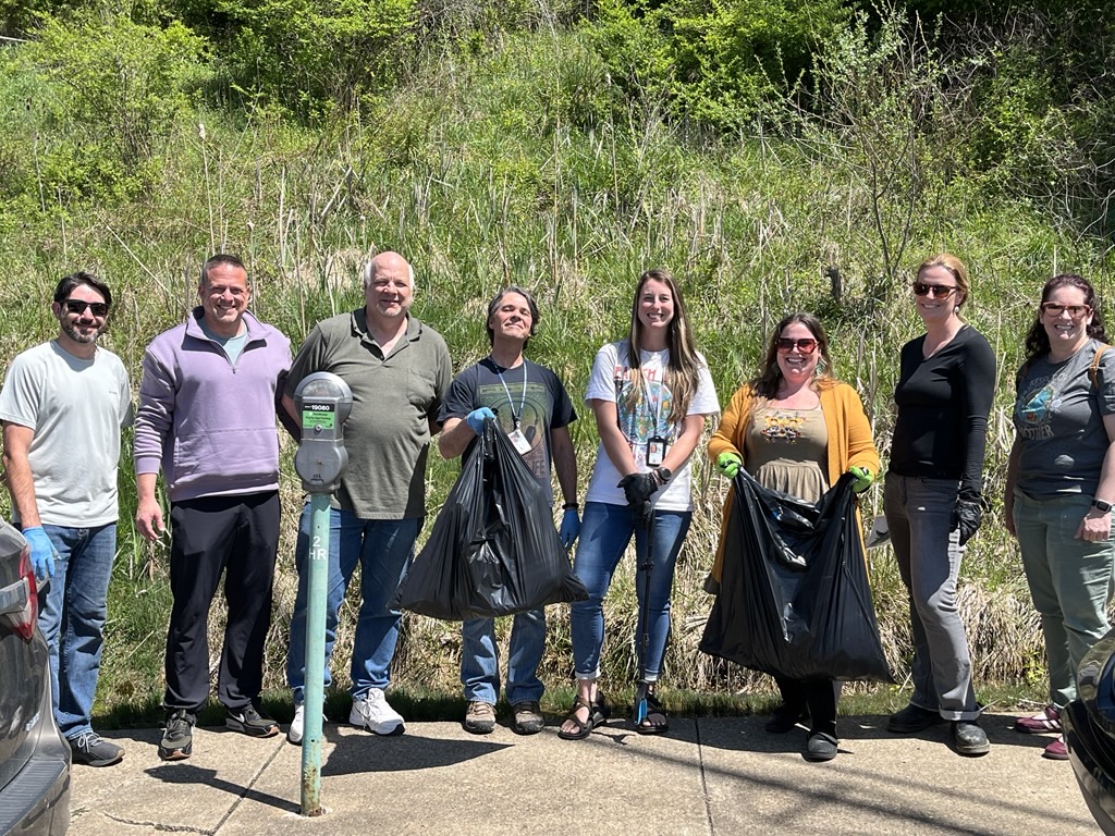 EPAregion3's tweet photo. 🌿 Going the extra mile for our planet! Our dedicated staff in Wheeling, WV, are out in the community picking up trash and helping keep their neighborhood clean—because environmental protection doesn’t stop at the office door. 

We protect the environment inside and outside of work. 🌎