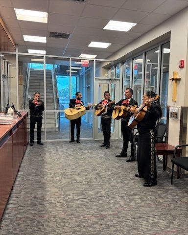 MidChristian's tweet photo. Our Spanish 2 students brought all 21 Spanish-speaking countries to life through research, food, and posters. To top it off, Mariachi Viva Mexico performed for our entire secondary, 4th and 5th grade students, AND our office staff! 

Gracias to PTF for making it all possible! https://t.co/1lASdqbilp
