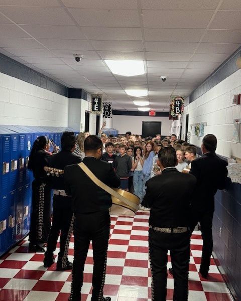 MidChristian's tweet photo. Our Spanish 2 students brought all 21 Spanish-speaking countries to life through research, food, and posters. To top it off, Mariachi Viva Mexico performed for our entire secondary, 4th and 5th grade students, AND our office staff! 

Gracias to PTF for making it all possible! https://t.co/1lASdqbilp