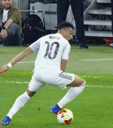 GlbalMadridista's tweet photo. The fundamental issue we have up front is that neither Kylian nor Vini are natural number 9s. They are BOTH wingers. They have speed, love to dribble, love to take defenders on 1v1 and 1v2 and exploit the space behind them. A number 9 is more static and is a 1/2/3 touch finisher. When was the last time either scored a header? The only answer is to get rid of one or play them both on the wings. I explain in today’s video. Thread to follow.