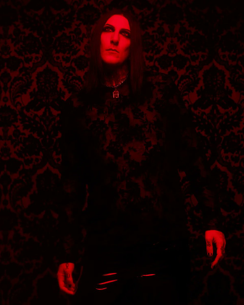 Chris Motionless (Motionless In White) defines elegance in new promotional photo.

📸 Jonathan Weiner