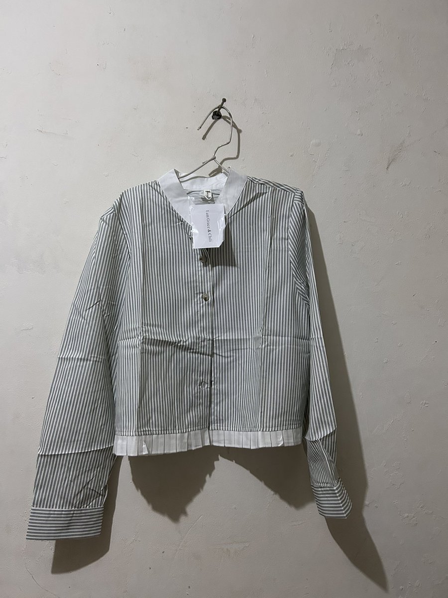 Pluviophileeee1's tweet photo. wts kemeja crop top, modelmya lucu pollll tapi aku salah beli kirain bukan crop top 😭😭

#zonauang #wts #prelovedbaju #prelovedkemeja https://t.co/bLMPLagDcx