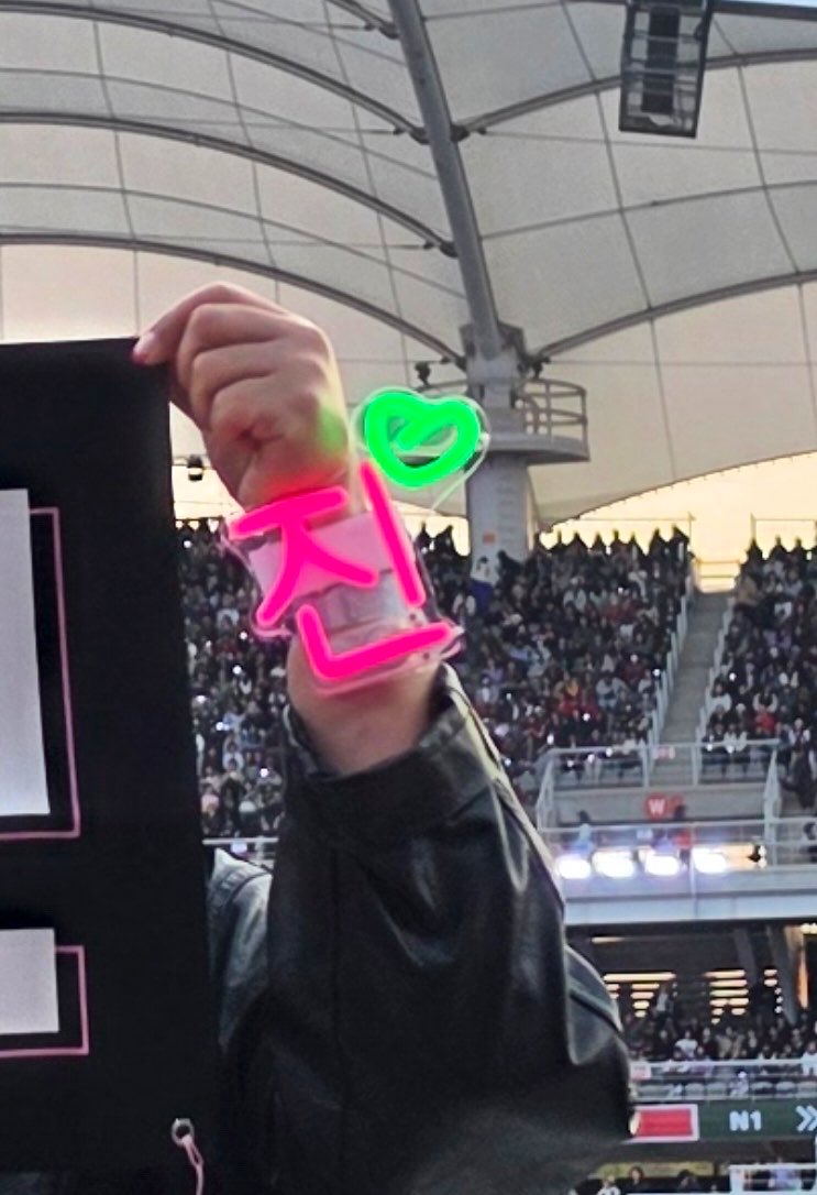 this cheering LED worn on the wrist is way cute 🥰 

jin_fantree #방탄소년단진 #BTSJIN