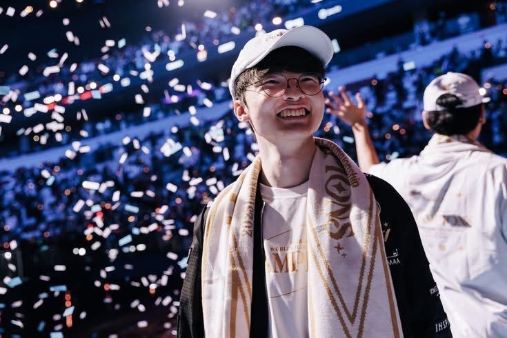 T1Latam's tweet photo. Nuestro capitán, nuestro GOAT🐐

Gracias por otro año siendo nuestra alegría.
Que este nuevo año te devuelva toda la felicidad que nos regalas a diario a los fans.

Muy feliz cumpleaños a nuestro REY 🥳🎉 https://t.co/CVHWUbGUCo