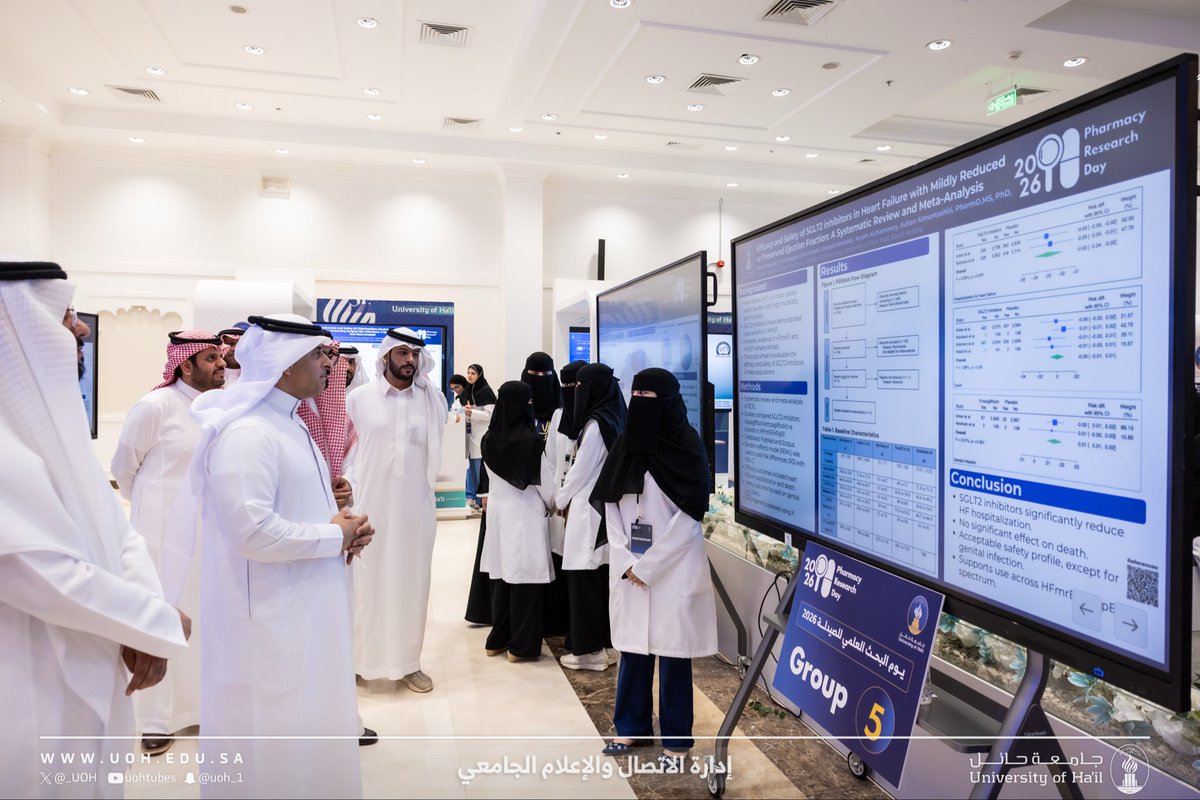 _UOH's tweet photo. #صور|📸

رعى سعادة رئيس #جامعة_حائل  الدكتور بدر بن شجاع الحربي، بمركز المؤتمرات بالمدينة الجامعية، فعاليات "يوم البحث العلمي للصيدلة 2026" التي نظمتها #كلية_الصيدلة، واطّلع سعادته خلال جولته في المعرض المصاحب على النتاج العلمي للباحثين، كما كرم المشاركين وأصحاب الأوراق البحثية المتميزة.