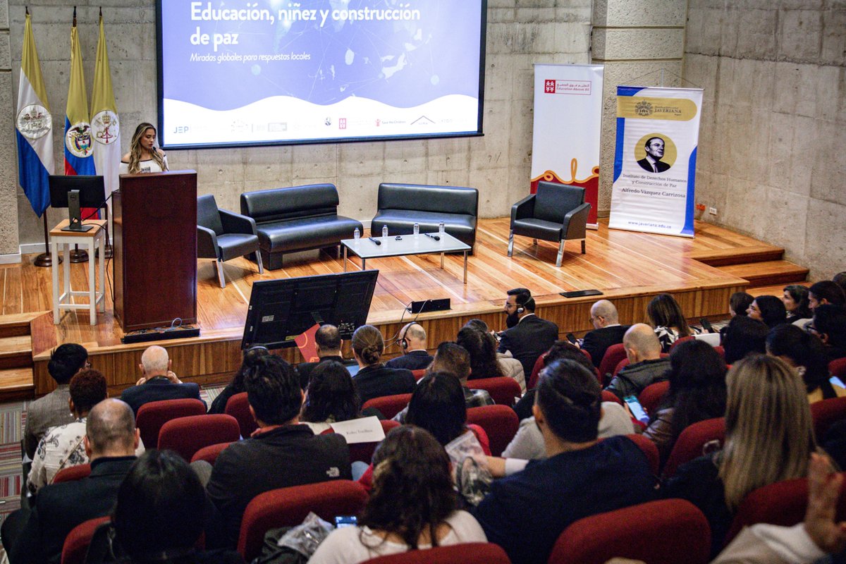 UIA_JEP's tweet photo. A esta hora, en la @UniJaveriana de Bogotá, inicia el foro internacional “Educación, niñez y construcción de paz: Miradas globales para respuestas locales”.

El espacio reúne voces de 12 países para reflexionar sobre el desafío y la necesidad urgente de proteger el derecho a la educación en contextos de conflicto y crisis humanitaria.

Desde la #UIA_JEP impulsamos este diálogo para construir respuestas concretas, con enfoque en la niñez y el futuro de los territorios.