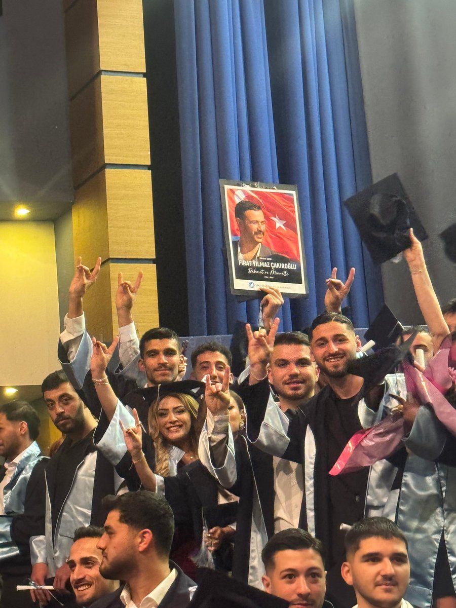 Ülkü Ocakları Aydın İl Başkanlığı olarak, Aydın Adnan Menderes Üniversitesi Spor Bilimleri Fakültesi mezuniyet törenine katılım sağladık.

Fakültede eğitimlerini başarıyla tamamlayan teşkilat mensubu kardeşlerimizi gönülden tebrik ediyor, hayatlarının yeni döneminde yollarının