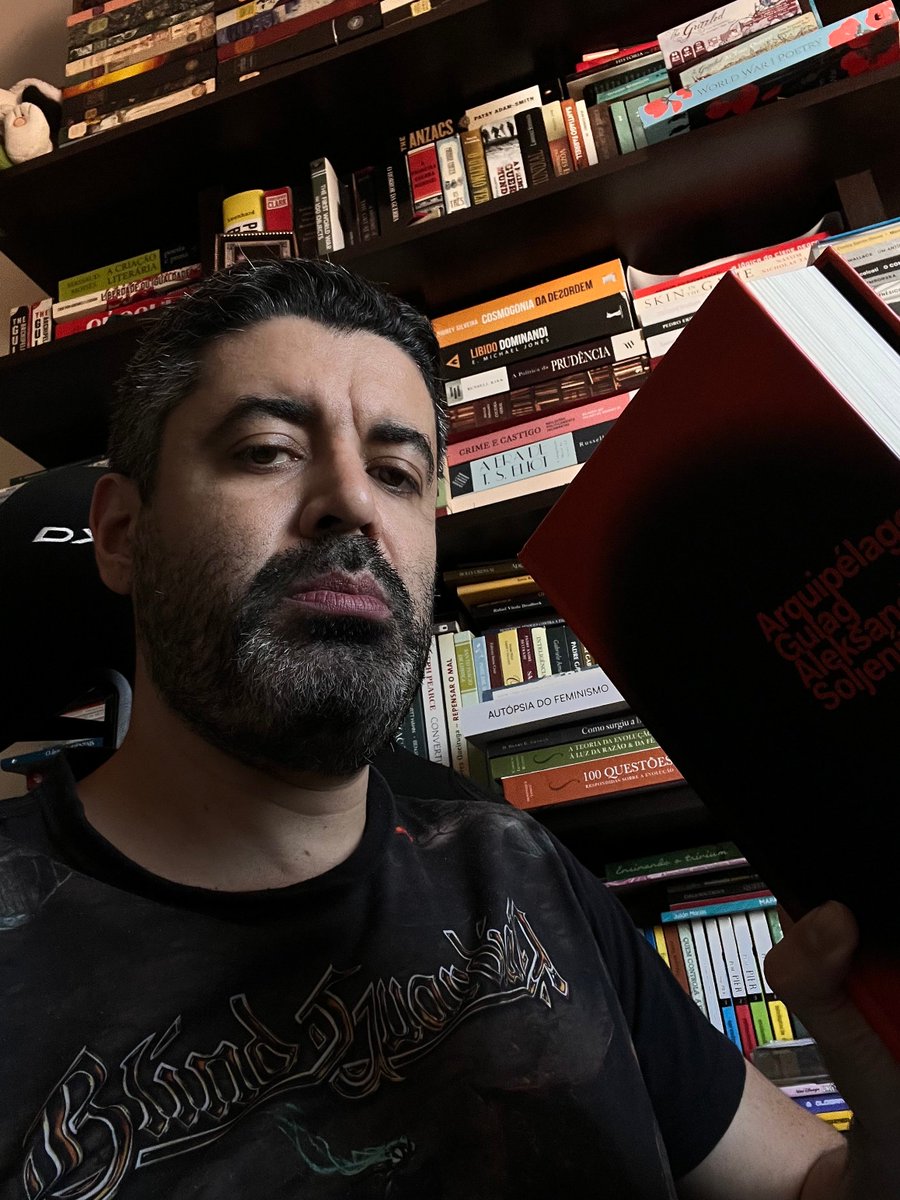 Bora botar camiseta preta e ler livro de 600 páginas no estúdio, porque não temos lobista nem doleiro no Zap - temos de vender curso de literatura russa!

Venha ler o clássico "Arquipélago Gulag" de Solzhenitsyn conosco na Formação hoje, às 20h30: cursology.com.br