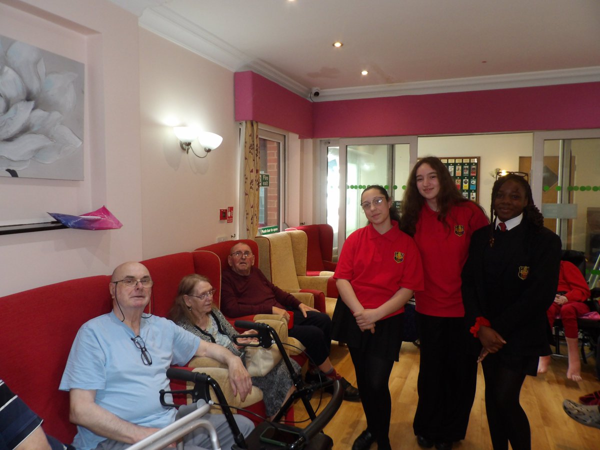 stedcampchapel's tweet photo. Today, our student chaplains had a wonderful time @stanthonys124, painting handprints, singing hymns and getting to know some of the newer residents! It was a delight to see the students growing in confidence as they continued to interact and form friendships. https://t.co/CyMJazQFFV