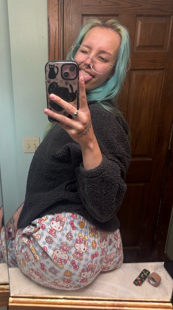 basilbbie's tweet photo. @S0lekisser @strwbryshortee @tanfeetss @Babz0nTheR0x @BeeBinisky @CocoBellaxoxo @dovely_feet @goddessedenxoxo @Vegan_footqueen @itsactuallybats 😉 https://t.co/hda9ZDiWE6