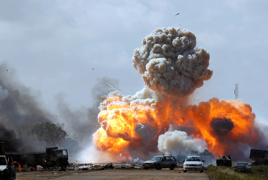 RodDMartin's tweet photo. 4/ Proof? Bill Clinton’s Kosovo air campaign ran 78 days without declaration or clear authorization. Barack Obama’s Libya operation lasted 222 days of airstrikes; his team claimed it didn’t count as “hostilities.”

You know, airstrikes. Like Iran today.

Both kept going. Congress didn’t stop them. Presidents file the required notices but always say “consistent with” the Act—not “pursuant to” it. They will NOT concede it's valid. 

Because it isn't.