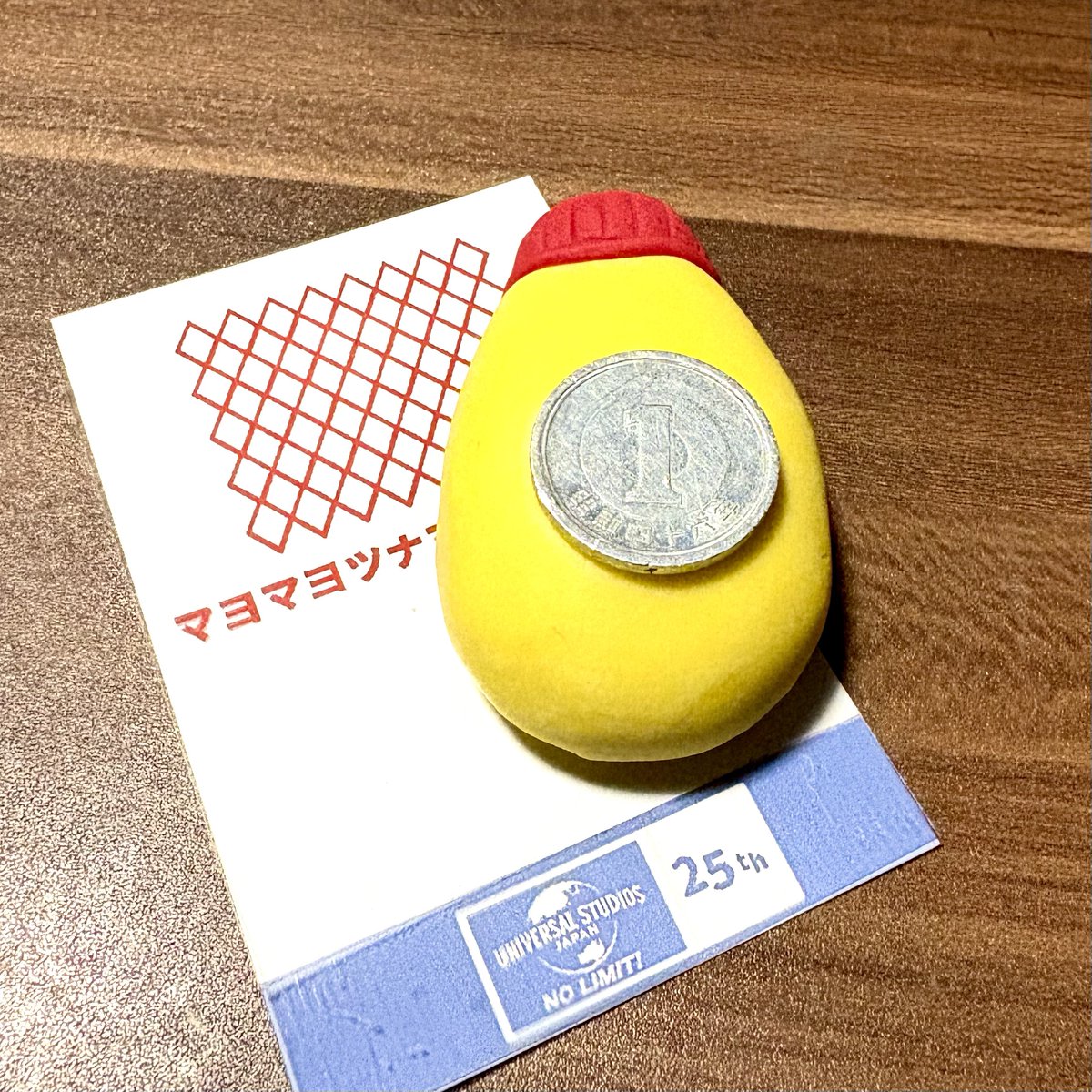 hamlieltw's tweet photo. USJ25周年フードのフェイクフード
4作品目はこのフード
大きさ比較に1円玉を添えて…。
USJ行ってリアルフード味わいたい！

#わたしのUSJ25周年フード 
#USJファン https://t.co/hSsxVKKUJx
