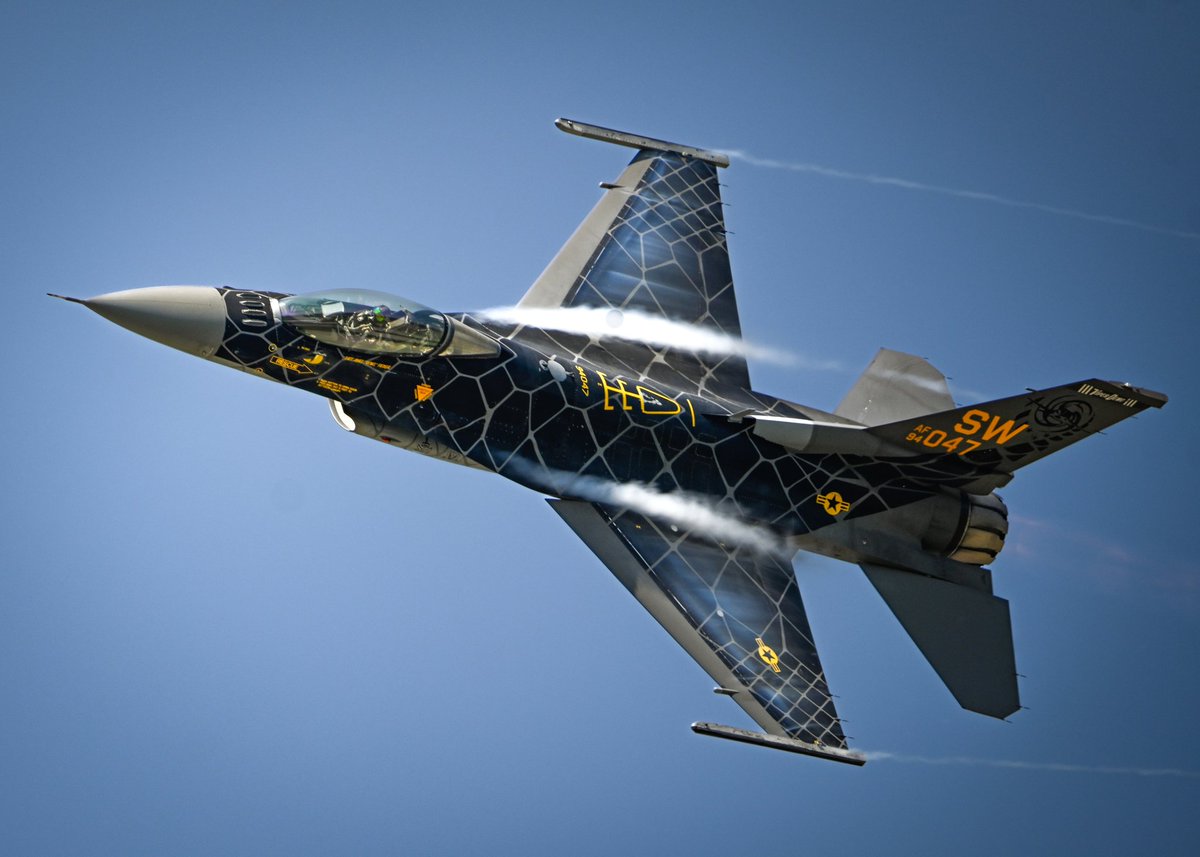 airplanelanefl's tweet photo. #wingsofwednesday ๐บ๐ธ
๐บ๐ธ F-16 Fighting Falcon ๐บ๐ธ
Start of Service:
1978 (U.S. Air Force)
Top Speed:~Mach 2.0
Primary Role:
Multirole fighter air-to-air and air-to-ground
Service Ceiling:
50,000+ FT
Nickname:
โFalcon / Viperโ
#AirForce #USAF #America #militaryaviation #aviation ๐บ๐ธ https://t.co/5HDl4O2fEC