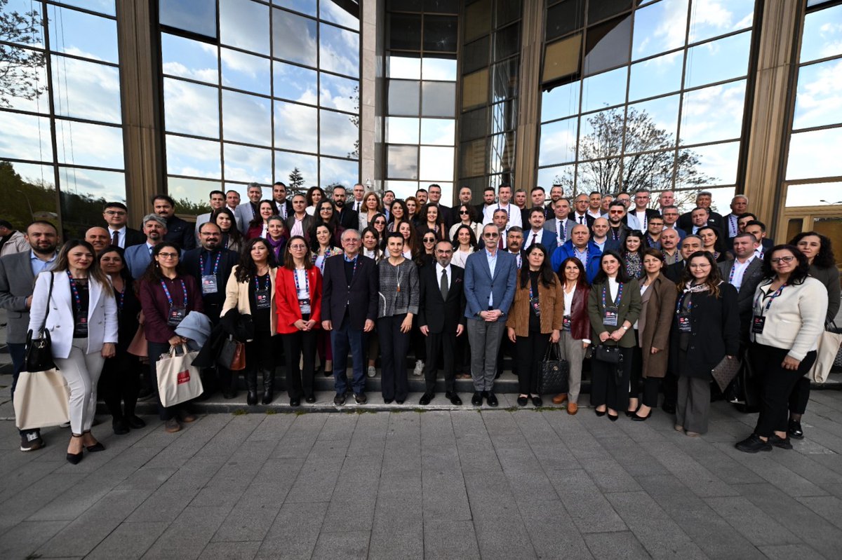 TBB's tweet photo. 📍 Yönetici Geliştirme Programı kapsamında düzenlenen “Tanışma Buluşması”nın ilk günü tamamlandı.

🎙️ Program kapsamında; İBB Başkan Danışmanı Yiğit Oğuz Duman kamu yönetiminde liderliği, Klinik Psikolog Cenk Adıgüzel belediyecilikte psikolojik dayanıklılığı, Dr. Aylin Vartanyan Dilaver ise sanat yoluyla kolektif üretimi ele aldı.

🗣️ Moderatörlüğünü TBB Genel Sekreter Yardımcısı Dr. Şengül Altan Arslan’ın yaptığı “Deneyim Paylaşımı” oturumunda;

▪️ Etimesgut Belediye Başkanı Erdal Beşikcioğlu “Oyuncu Olarak Tiyatroyu Yönetmek, Oyuncu Olarak Belediyeyi Yönetmek: Farklı Yönetme Pratikleri, İmkanlar, Güçlükler”,

▪️ Emekli Büyükelçi Hatice Aslıgül Üğdül “Bir Ülkeyi Uluslararası Alanda Temsil Etmek: Uluslararası İlişkileri Yönetmek”

▪️ Emekli Vali Enver Salihoğlu “Mülki İdareyi Yönetmek” başlıklarında deneyimlerini katılımcılarla paylaştı.

Detaylar için: https://t.co/oeSxJjTrcP

#YöneticiGeliştirmeProgramı #TürkiyeBelediyelerBirliği #YerelYönetimler