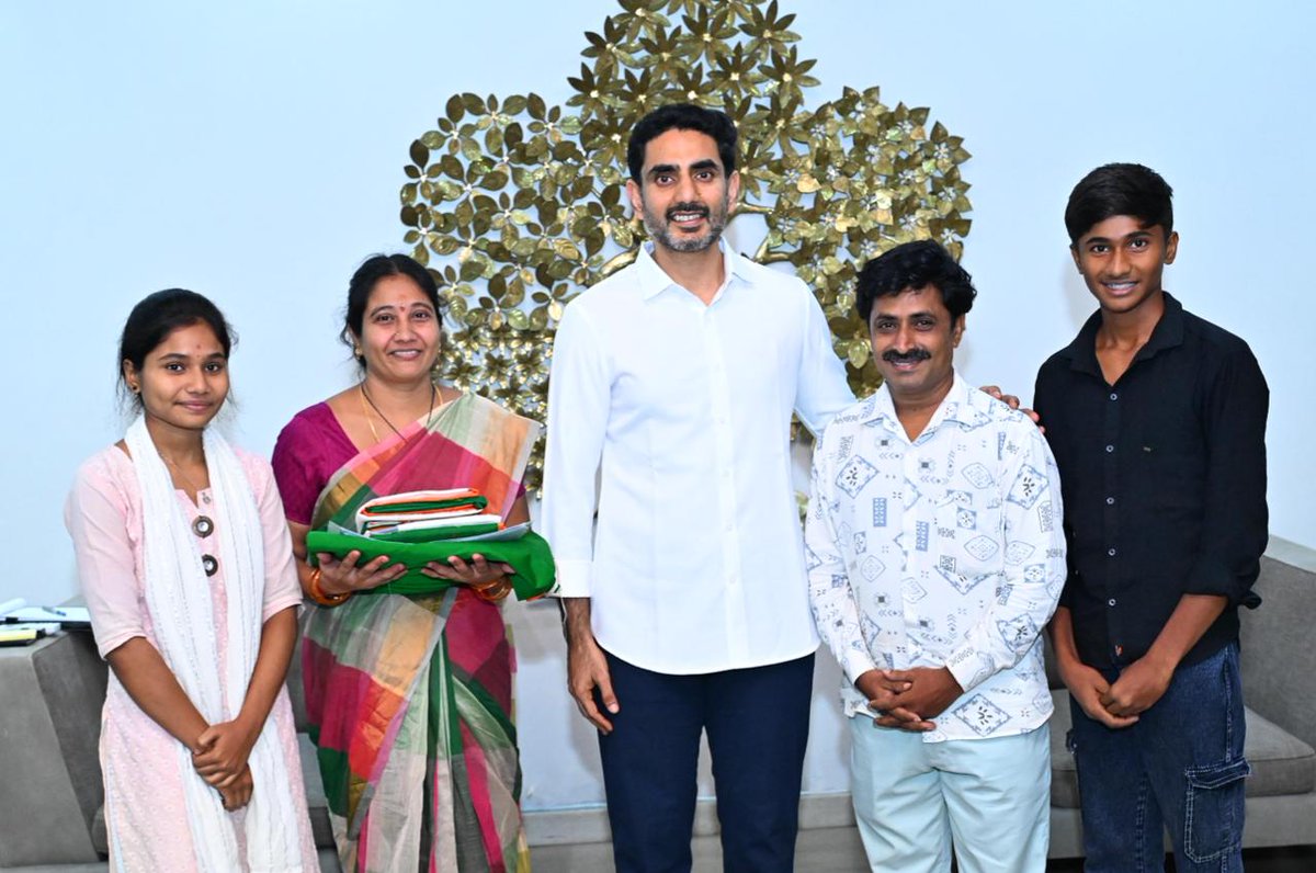 naralokesh's tweet photo. ప్రపంచంలోనే అత్యంత అరుదైన ఏకవస్త్ర చేనేత జాతీయ జెండాను(8×12) రూపొందించి అందరినీ ఆకట్టుకున్న పశ్చిమ గోదావరి జిల్లా ఆచంట వేమవరానికి చెందిన రుద్రాక్షల రామలింగ సత్యనారాయణ గారిని ఉండవల్లి నివాసంలో కలిసి అభినందించాను. చేనేత కళాకారుడైన సత్యనారాయణ గారు తన నైపుణ్యంతో ఎక్కడా అతుకులు లేకుండా.. కేవలం 2,400 దారాలను ఉపయోగించి నేరుగా మగ్గంపైనే మనదేశ త్రివర్ణ పతాకాన్ని రూపొందించి అందరికీ ���ర్వకారణంగా నిలిచారు.