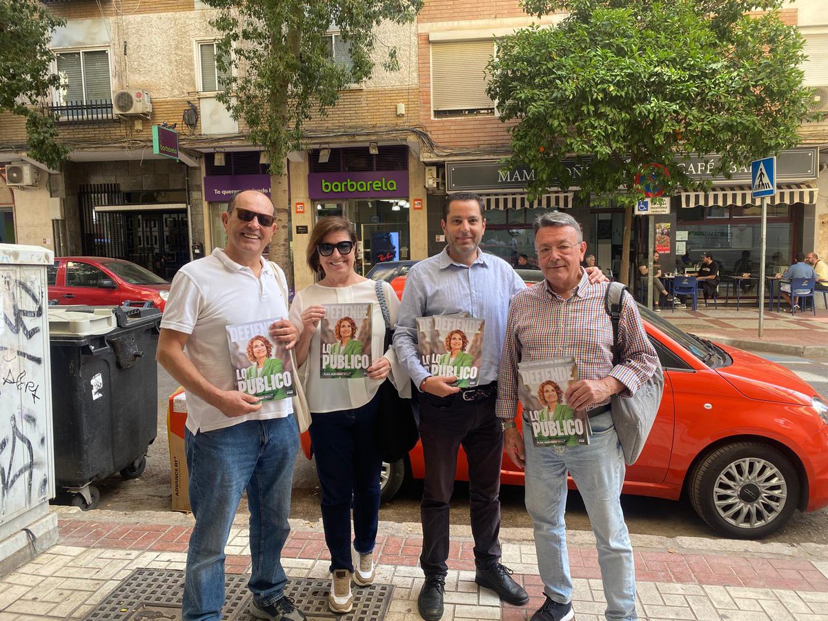 PSOEMLGCENTRO's tweet photo. De reparto por el barrio de la Trinidad y dando información a sus vecinxs de que nos jugamos mucho el próximo 17 de mayo. Seguir retrocediendo con políticas sociales privatizadoras o reforzar nuestros servicios públicos.
#DefiendeLoPúblico #VotaPSOE https://t.co/WyCSHQ0R3r