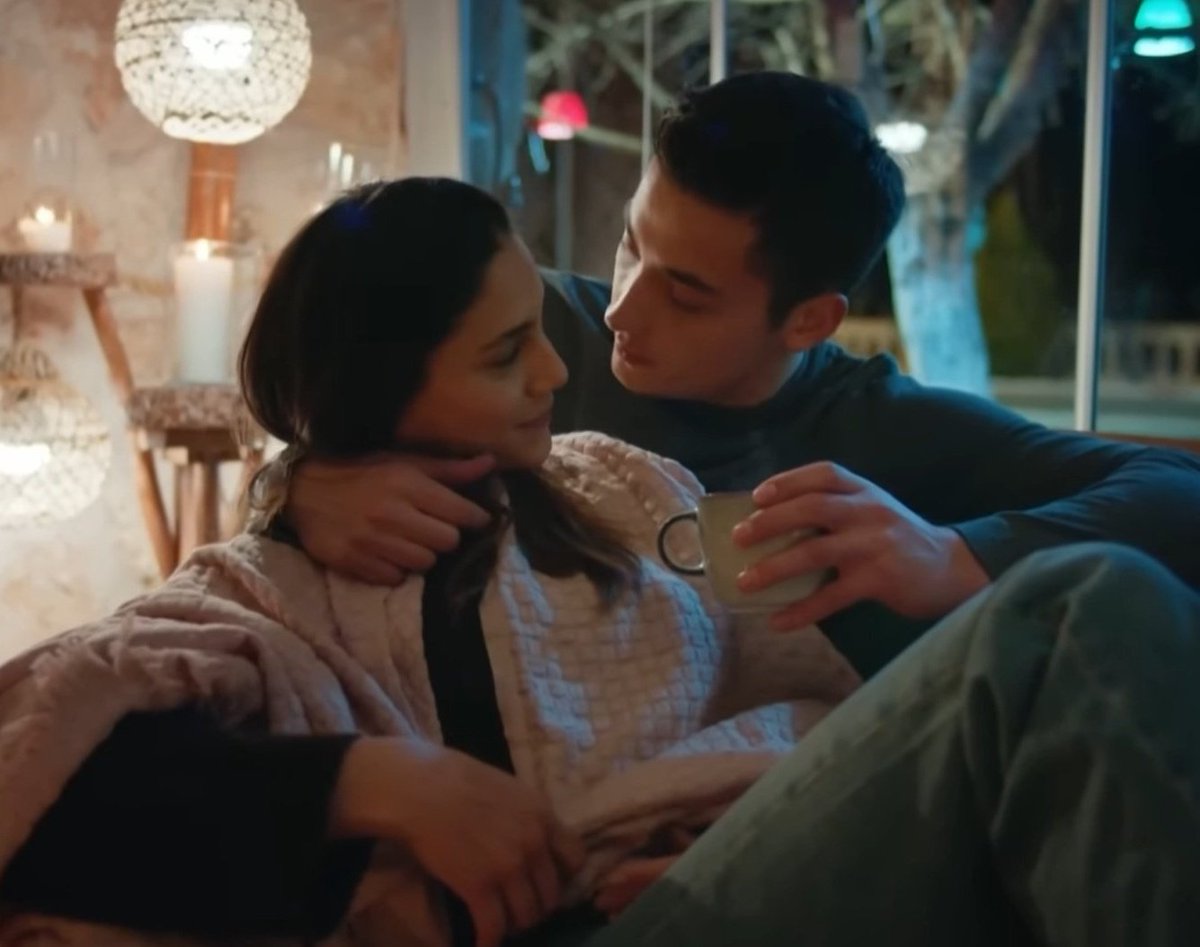 Hayat bizi işte buraya getirdi.
Aynı aşk, aynı bakış...🧡🌹