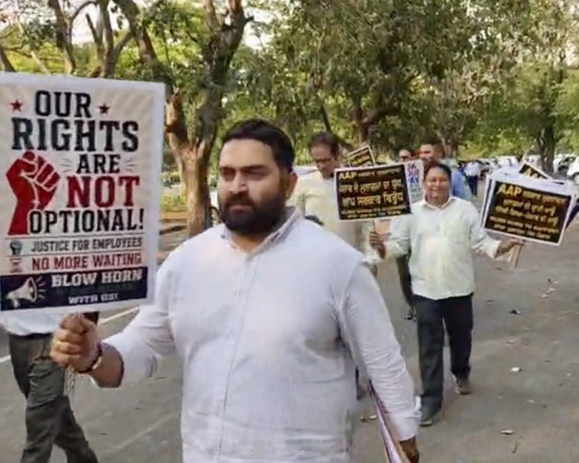 officeofssbadal's tweet photo. Strongly condemn the @AamAadmiParty -led Punjab Govt & also the UT Administration for the shameful detention of Punjab govt employees protesting peacefully at Matka Chowk, Chandigarh for their legitimate demands, including DA arrears (as ordered by the High Court) and restoration of the Old Pension Scheme (notified by this govt itself).

CM @BhagwantMann, these are the same employees who showered flowers on you from the Secretariat floors in 2022. You are rewarding them by such acts? Hypocrisy at its worst!

Shiromani Akali Dal stands shoulder to shoulder with the state govt employees. We assure you — your demands will be fulfilled on priority after @Akali_Dal_ forms the govt in 2027 with your votes and support.

Earlier also, it was the S.Parkash Singh Badal govt only that implemented all Pay Commission recommendations and other benefits for the employees.
