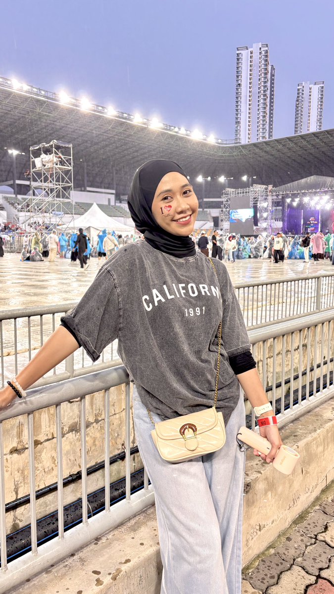 abcdeyraaaa's tweet photo. dulu pergi concert as ‘bestfriend’. now pergi concert as ‘fiancee’. soon and next as ‘husband’ pulak 🙈💍🎙️ https://t.co/iwKGk4ncJh
