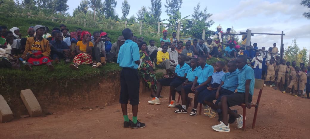 CladhoRwa's tweet photo. Abana b'impinduramatwara bagize Clubs za WASH&NUTRITION #CLADHO batangiye ibikorwa byo kuganira n'Inteko z'abaturage babakangurira kurandura burundu igwingira n'Imirire mibi ndetse hanimakazwa isuku n'isukura no kumenya gutegura indyo yuzuye n'ibiyigize.EP KABURANJWIRI #Gisagara https://t.co/znkiI8UF0A