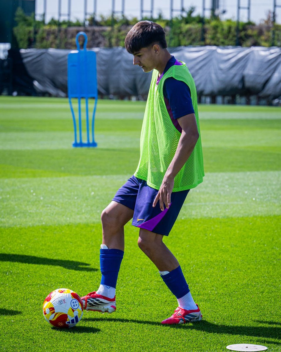 FCBarcelonaB's tweet photo. ⚽️ El Barça Atlètic continua entrenant-se aquests dies a la Ciutat Esportiva Joan Gamper abans de concloure la temporada

💙❤️ https://t.co/ixlhjscPBw