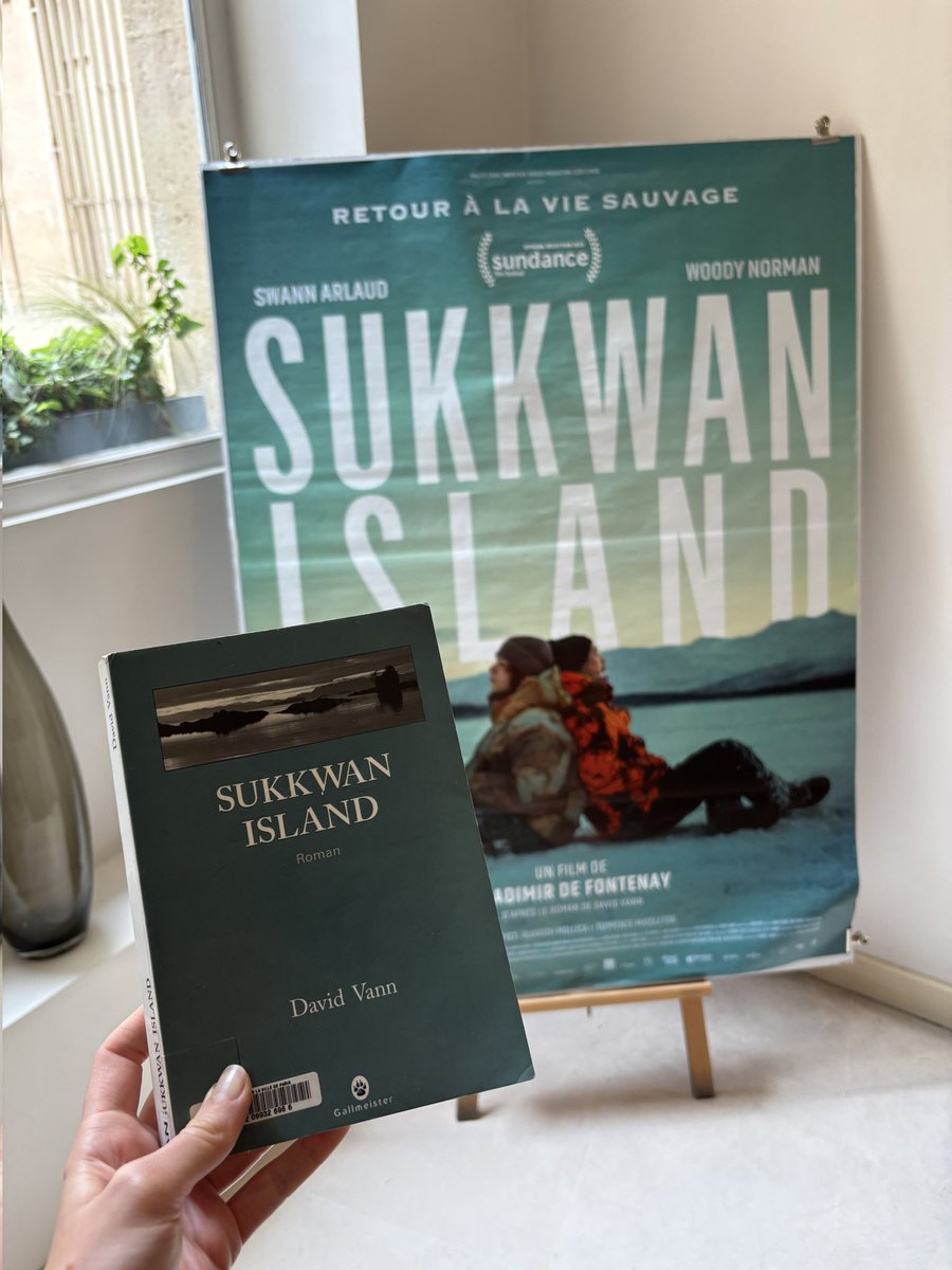 adaptemoi_pod's tweet photo. Nouvel entretien : on a interviewé Vladimir de Fontenay, réalisateur et scénariste de “Sukkwan Island” 📚🎥

On a parlé de sa rencontre avec l'auteur du roman, ses choix d'adaptation, son appropriation de l'histoire...
🎧 À écouter partout : https://t.co/zGa1ecV8v2 https://t.co/5Wg6hjPuUR