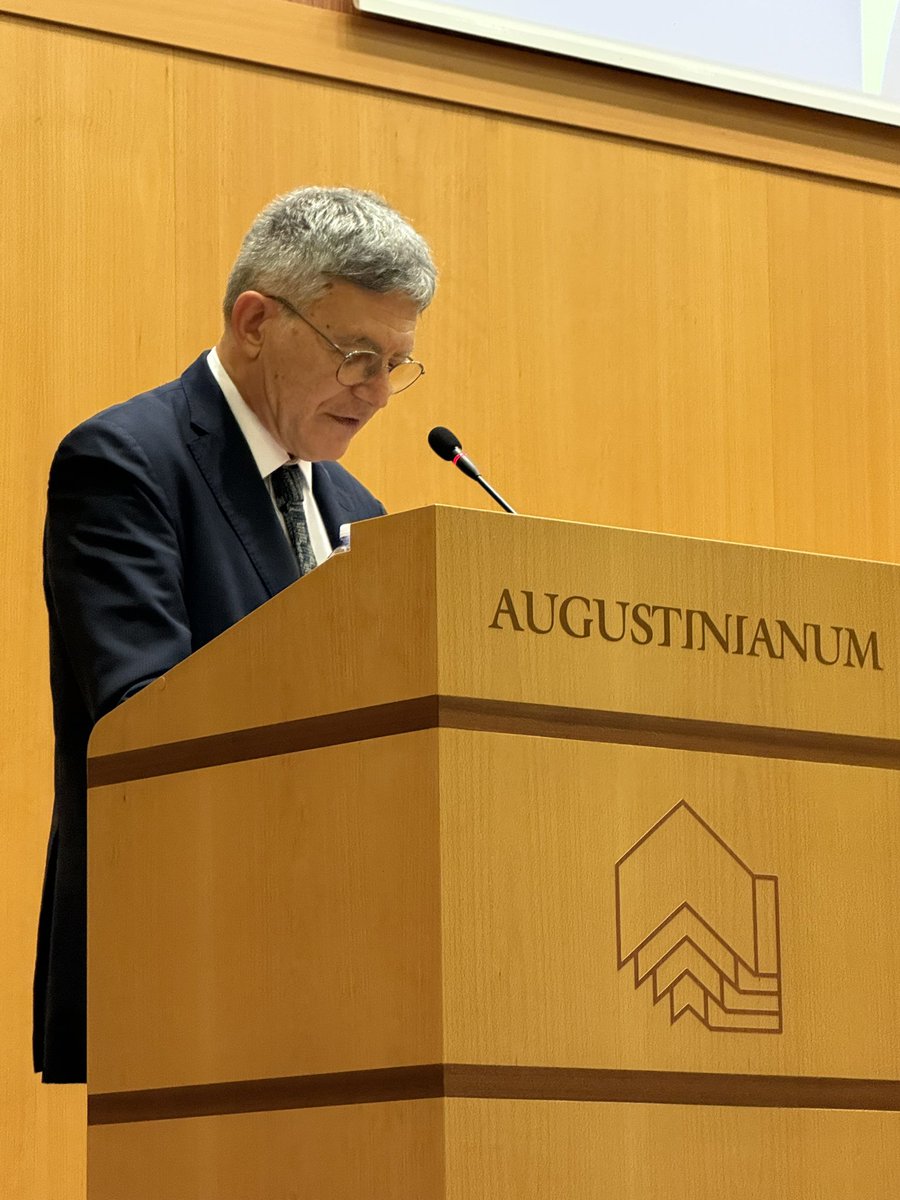 LVaticana's tweet photo. 6 Maggio Presentazione del libro LIBERI SOTTO LA GRAZIA, Paolo Ruffini: “È un libro che racconta la Chiesa e l'uomo che la guida" https://t.co/EYzhB0CvTh