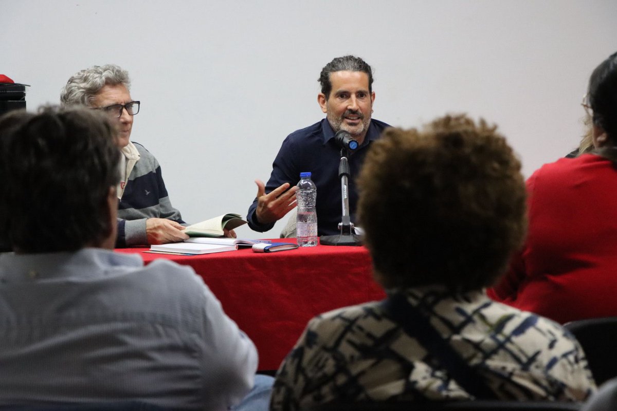 txalapartatik's tweet photo. Ayer presentamos en Madrid el libro colectivo 'Venezuela, del bloqueo al asalto', con uno de sus autores @FernandoCasadoG , acompañado por Sian Jones y Fran Pérez Esteban. 

Muchas gracias! 

https://t.co/AwzKbvcEKs https://t.co/ppd2nWPOdW