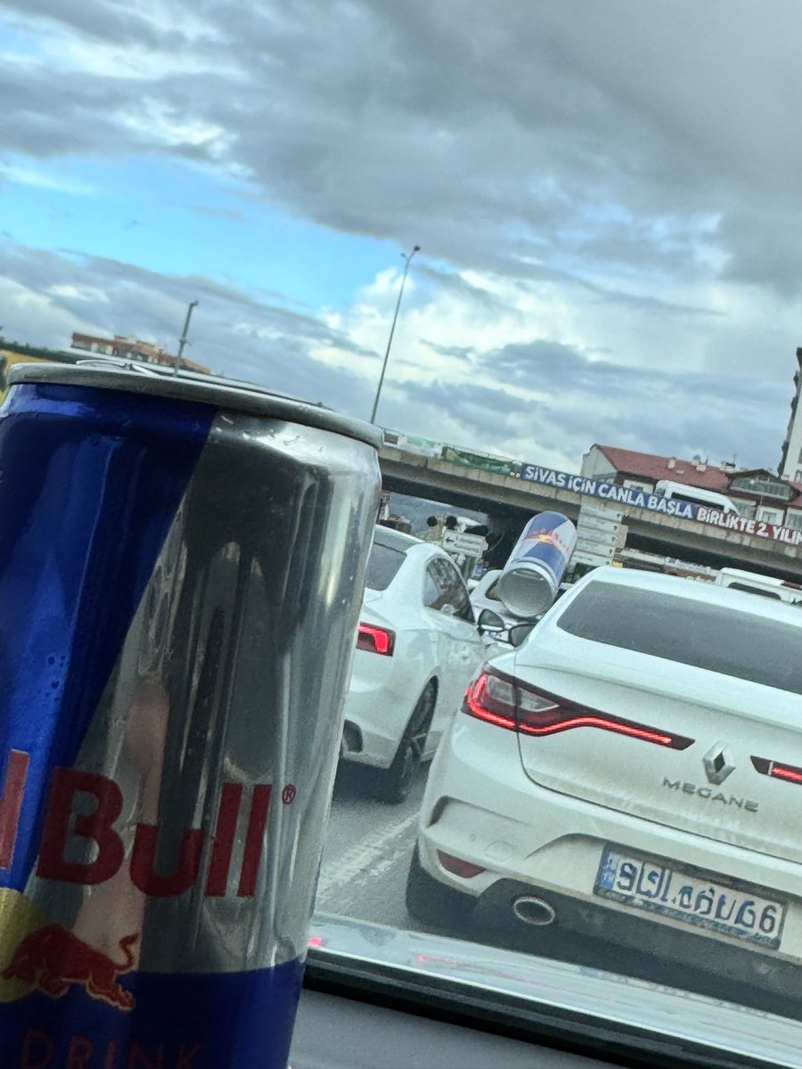 bkra_66's tweet photo. İş çıkışı trafikte bu küçük hediye çok iyi geldi @redbull #sivas #redbull https://t.co/pqwKQac35S