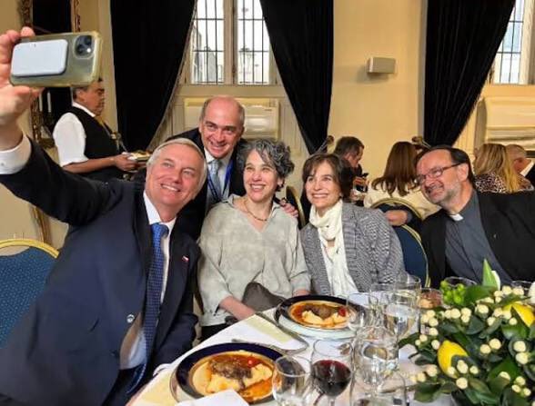 El recorte es solo para ti y tú familia , no para ellos.

Mientras el gobierno de José Kast te dice que “no hay Plata”, que estamos “En Quiebra” y que “tienes que apretarte el cinturón”.

José Kast y esposa invita a senadores de derecha y ultraderecha a una cena en Cerro