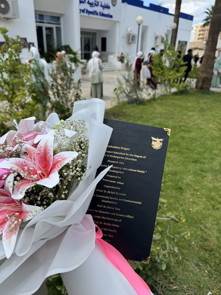 meroo_2211's tweet photo. "الحمد لله، أنهيت مناقشة مشروع التخرج"👩🏻‍🎓❣️❣️❣️❣️❣️❣️❣️❣️❣️. https://t.co/H1l6j527BD