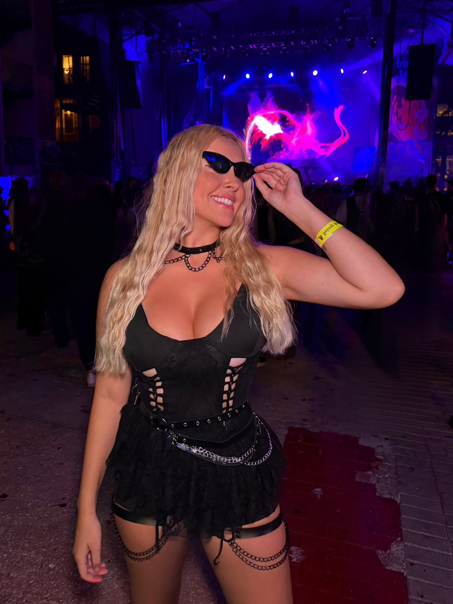 ElseanaPanzer's tweet photo. Rave girl 🎶 https://t.co/bAfded03Xu