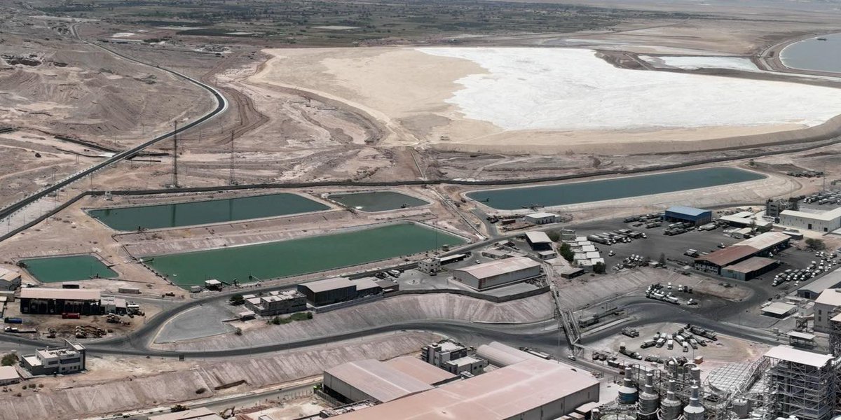 ArabPotashJO's tweet photo. "البوتاس العربية" تُنشئ أول محطة طاقة شمسية عائمة في الأردن بقدرة 6 ميجاواط ذروة

أبو هديب:  المشروع يعكس التزام "البوتاس العربية" بقيادة التحول نحو نموذج صناعي أكثر استدامة

د.النسور: توظيف التقنيات المبتكرة في الطاقة يعزز استدامة عمليات الشركة ويحسن كفاءتها التشغيلية

أعلنت شركة البوتاس العربية عن بدء العمل بتنفيذ مشروع إنشاء أول محطة طاقة شمسية كهروضوئية عائمة في المملكة بقدرة 6 ميجاواط ذروة، والمقامة على البرك التجميعية التابعة لها في منطقة غور الصافي، في خطوة  تعكس توجّه الشركة نحو تبنّي حلول متقدمة تعزز كفاءة استخدام الموارد وتدعم التحول نحو الطاقة النظيفة..

ويأتي هذا المشروع ضمن رؤية الشركة الاستراتيجية للطاقة (2021–2030)، والتي تستهدف توسيع الاعتماد على مصادر الطاقة المتجددة ضمن مزيج الطاقة المستخدم في عملياتها، بما يسهم في تحسين الكفاءة التشغيلية وخفض التكاليف وتعزيز الاستدامة البيئية على المدى الطويل.

 ويُجسد المشروع نموذجاً متقدماً في توظيف التقنيات الحديثة، من خلال تحقيق قيمة تشغيلية وبيئية متكاملة، إذ يوفّر مصدراً للطاقة المتجددة والموثوقة، ويسهم في الحد من معدلات تبخر المياه من البرك التجميعية عبر الألواح الشمسية العائمة التي تغطي مساحات من سطحها، وهو ما يعزز كفاءة إدارة الموارد في ظل الظروف المناخية التي تتميز بها منطقة غور الصافي.

 كما يتيح المشروع الاستفادة من المسطحات المائية القائمة دون الحاجة إلى تخصيص أراضٍ إضافية لإقامة محطات الطاقة، بما يدعم الاستخدام الأمثل للموارد المتاحة، ويعزز التوجه نحو حلول صناعية أكثر استدامة ومرونة.

وفي تعليقه على إطلاق هذا المشروع، قال رئيس مجلس إدارة شركة البوتاس العربية، المهندس شحادة أبو هديب:" يمثل إطلاق أول محطة طاقة شمسية عائمة في المملكة خطوة استراتيجية تعكس التزام شركة البوتاس العربية بتبني حلول مبتكرة تعزز كفاءة استخدام الموارد وترسّخ نهج الاستدامة في عملياتها. ولا يقتصر هذا المشروع على توفير مصدر نظيف للطاقة، بل يشكّل نموذجاً متقدماً في استغلال المسطحات المائية لتحقيق قيمة تشغيلية وبيئية متكاملة، بما ينسجم مع رؤية التحديث الاقتصادي ويعزز من مكانة الشركة كإحدى الركائز الأساسية للاقتصاد الوطني."

وأضاف المهندس أبو هديب :"يُعد هذا المشروع محطة محورية في مسيرة التحول الطاقي للشركة، حيث يسهم في تحسين كفاءة العمليات، والحد من الفاقد المائي، وتعزيز مرونة الشركة في مواجهة التحديات البيئية، انطلاقاً من قناعة راسخة بأن الاستدامة لم تعد خياراً، بل ضرورة لضمان النمو المستدام."

من جانبه، قال الرئيس التنفيذي لشركة البوتاس العربية، الدكتور معن النسور، إنّ هذا المشروع يجسد توجّه الشركة نحو تطوير منظومة تشغيلية أكثر كفاءة واستدامة،  من خلال تبنّي حلول مبتكرة تعزز التكامل بين إدارة الموارد الطبيعية وتوليد الطاقة النظيفة.

وأضاف الدكتور النسور، أن إدخال تقنية الطاقة الشمسية العائمة على هذا النطاق يعكس قدرة الشركة على توظيف التقنيات الحديثة بما يحقق قيمة مضافة لعملياتها، مشيراً إلى أن المشروع يسهم في رفع كفاءة استهلاك الطاقة وتعزيز استدامة الموارد المائية، بما يدعم استمرارية العمليات الإنتاجية ويرفع من تنافسية الشركة على المدى الطويل.

وأكد  الدكتور النسور ، أن "البوتاس العربية" ماضية في تنفيذ مشاريعها الاستراتيجية التي تعزز من اعتمادها على مصادر الطاقة المستدامة، وتواكب أفضل الممارسات العالمية في قطاع الصناعات الاستخراجية، بما يسهم في دعم الاقتصاد الوطني وترسيخ مبادئ التنمية المستدامة.

تجدر الإشارة إلى أن إدخال هذه التقنية يُعد خطوة متقدمة في مسيرة شركة البوتاس العربية نحو تعزيز كفاءة عملياتها وتوسيع اعتمادها على حلول الطاقة المتجددة، بما يدعم استدامة أعمالها على المدى الطويل ويعزز من قدرتها على تبني حلول تشغيلية مبتكرة.