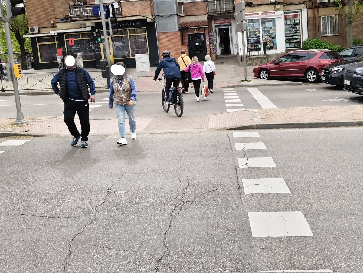 <a href="/policiademadrid/">Policía Municipal de Madrid</a> Y vosotros, ¿cuidáis de nuestros #Mayores en sus espacios peatonales?

Evidentemente no porque consentís que #patinetes y #bicicletas pongan en riesgo la vida de peatones #Mayores.

Menos post y más trabajar. Sin sanciones continuarán las infracciones. 

#AceraSoloParaPeatones