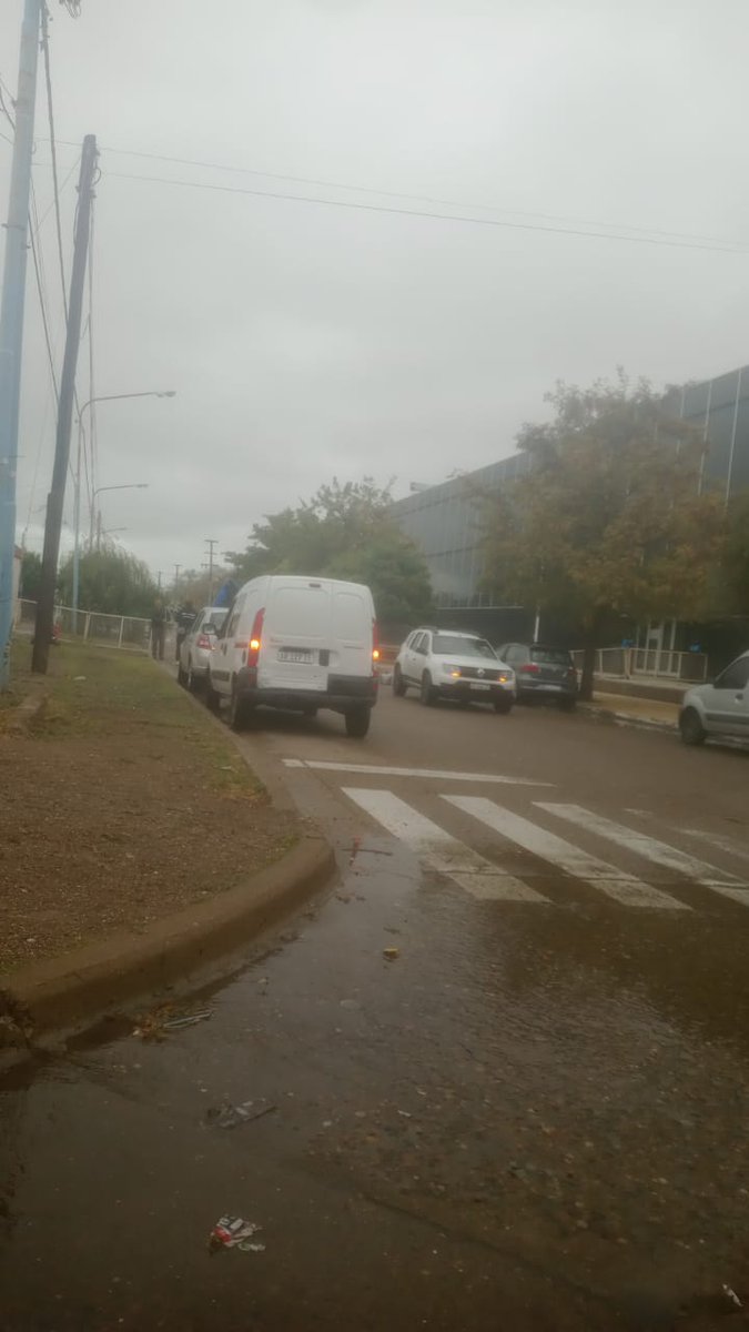 docenteschubut's tweet photo. FRENTE A LA PARITARIA DE HOY, ASÍ SE ENCUENTRAN LAS CALLES CERCANAS A VIALIDAD. COMPLETAMENTE VALLADAS Y RODEADAS DE PERSONAL POLICIAL.
#FUERAPUNTA #NACHOTORRESMIENTE #DOCENTESDECHUBUTENLUCHA https://t.co/SjAEJGIzjs