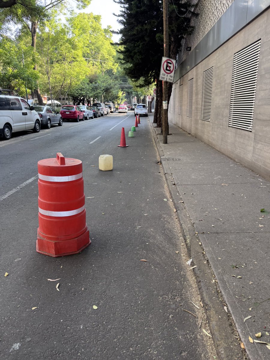 RooHarrison's tweet photo. @AccionesBJ Los de la escuela se siguen creyendo dueños de la calle y siguen estorbando https://t.co/QiW989CMMq