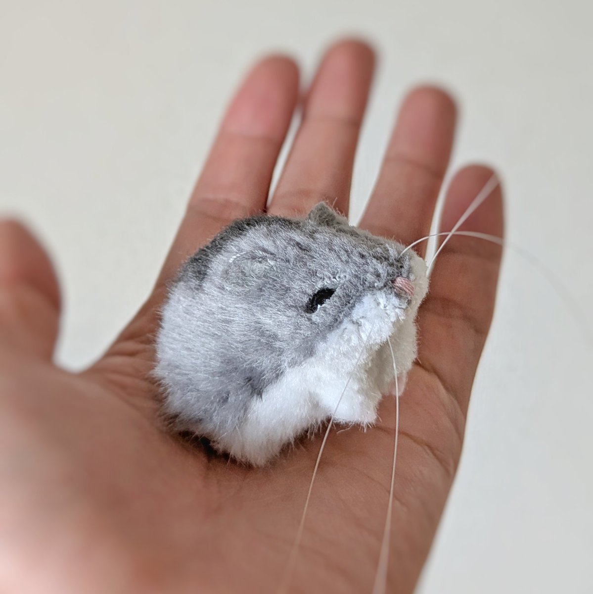 iiiiliiiil_1cm's tweet photo. クリマで買ったジャンハム
「Animal's Child 佐伯工房」さんの作品。中に重りが入ってて、お手玉みたいな感触。かるすぎないのが良い感じ。
https://t.co/lnd2YXLIvV https://t.co/MGCUKtto5n