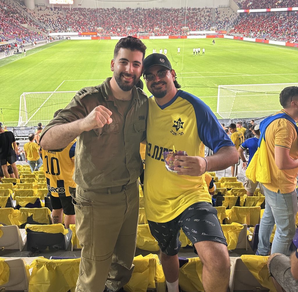 עדיין ללא כרטיס לדרבי

לצערי לא אהיה זמין עד מחר בערב אבל אם למישהו נופל כרטיס ובא לו לעזור אשמח שתפנו ל <a href="/orrklain/">Orr Klain</a> או <a href="/MorElkas1/">MordechaiDeJew</a> 

בתמונה: אני אחרי שכן הצלחתי להיכנס לדרבי חוץ האחרון (ניצחנו 3-0)

🙏🏻🙏🏻🙏🏻