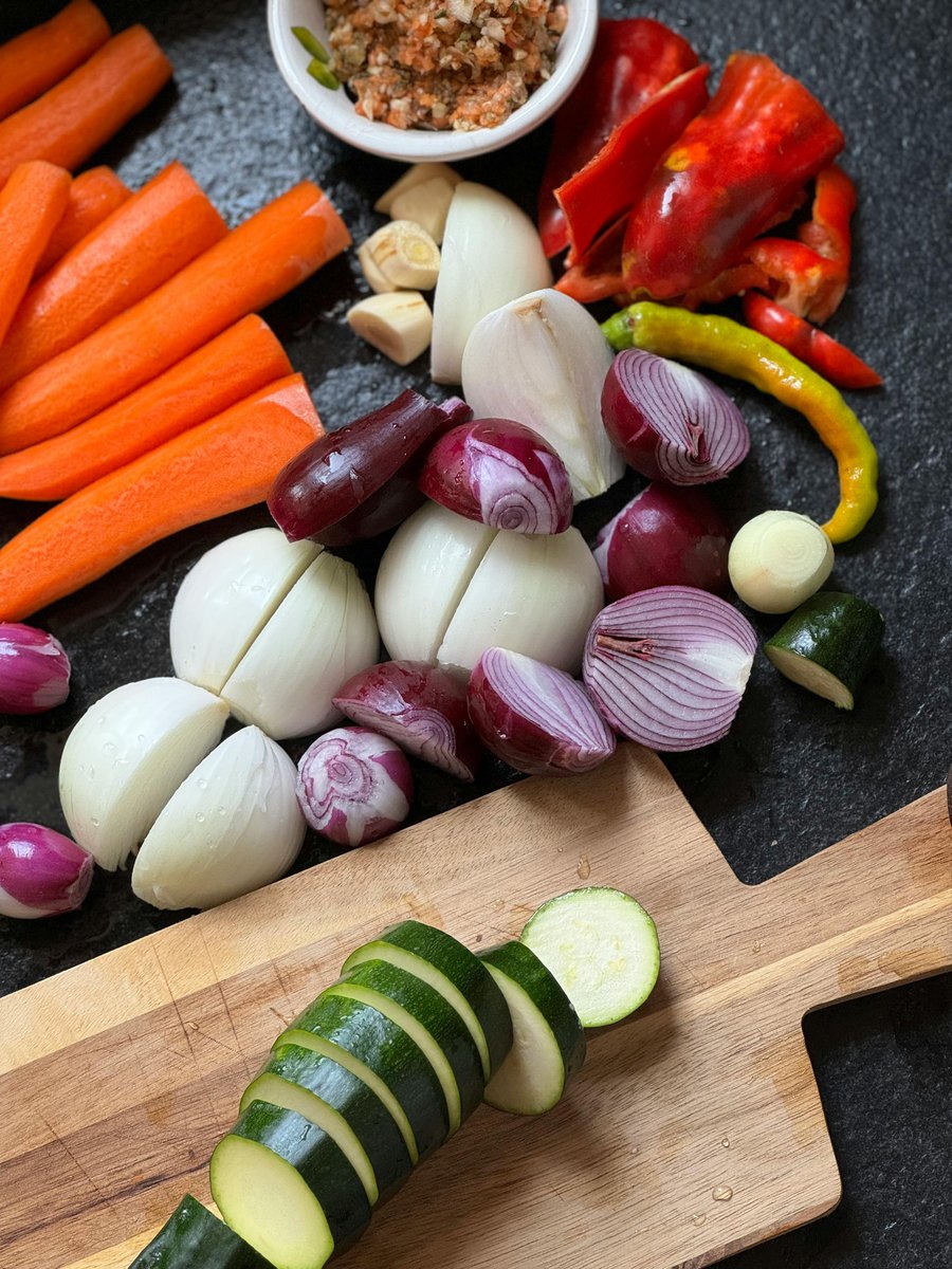 DavinFoods's tweet photo. 🔪 Precision in Every Cut

Dicing, slicing, julienne: cutting fresh vegetables to exacting standards is a skill, and our team has it in abundance.

Whatever the size, spec, or variety, we deliver consistency your kitchen can count on.

👉 https://t.co/bc9H3PawBU

#FreshVeg https://t.co/RcE70S9Huc