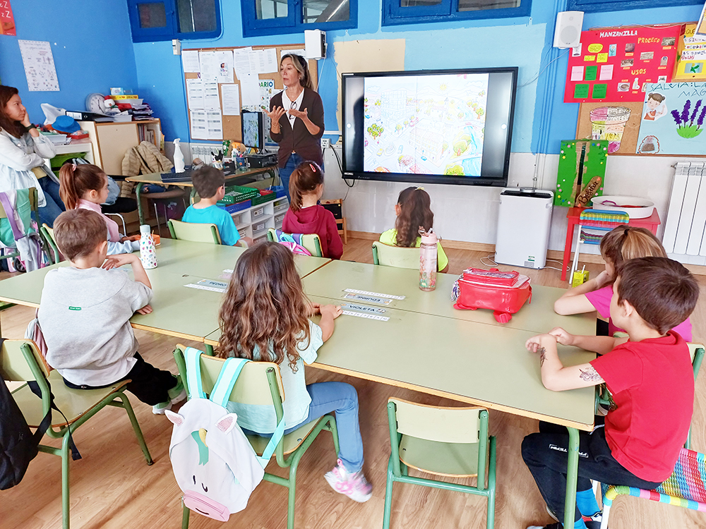 DGTes's tweet photo. 🚦 La #JPT de #Zaragoza ha llevado una Jornada de #EducaciónVial en el CRA Tres Riberas de Paracuellos de Jiloca, con actividades de formación, juegos y un circuito de #bicis.  La jornada ha contado con la colaboración de la #ATGC, que ha mostrado su trabajo en carretera. 👏 https://t.co/ld37lWt395