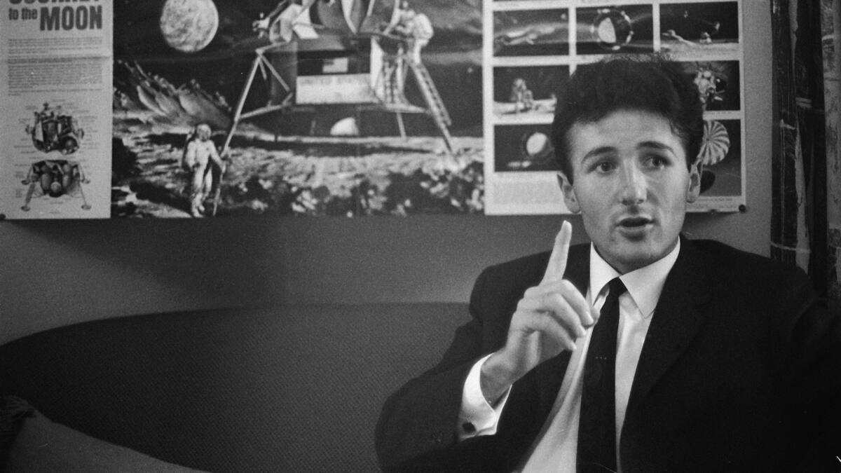 Blickch's tweet photo. Rund eine Million Menschen verfolgten 1969 die erste Mondlandung am Schweizer Fernsehen. Bruno Stanek, TV-Moderator und Weltraum-Experte, führte sie durch diese Premiere. Nun ist Stanek im Alter von 82 Jahren gestorben.  https://t.co/aYQ3lwsp7R https://t.co/bobhL35Eyz