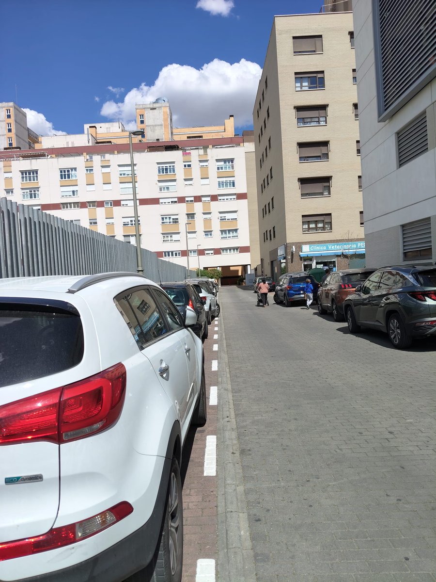 Dieg0GP's tweet photo. Cada vez que tocáis algo es para destrozarlo @AytoMostoles @ppmostoles @gabymonteserin @mbautista_pp 
@PSOEMostoles @MMadridMostoles  @Mostolesporfin @VecinosPAU4 
Esto ya tiene que ser denunciable, no podéis destrozar todo el espacio peatonal de un barrio nacido para el peatón. https://t.co/puwmsGmQ0N
