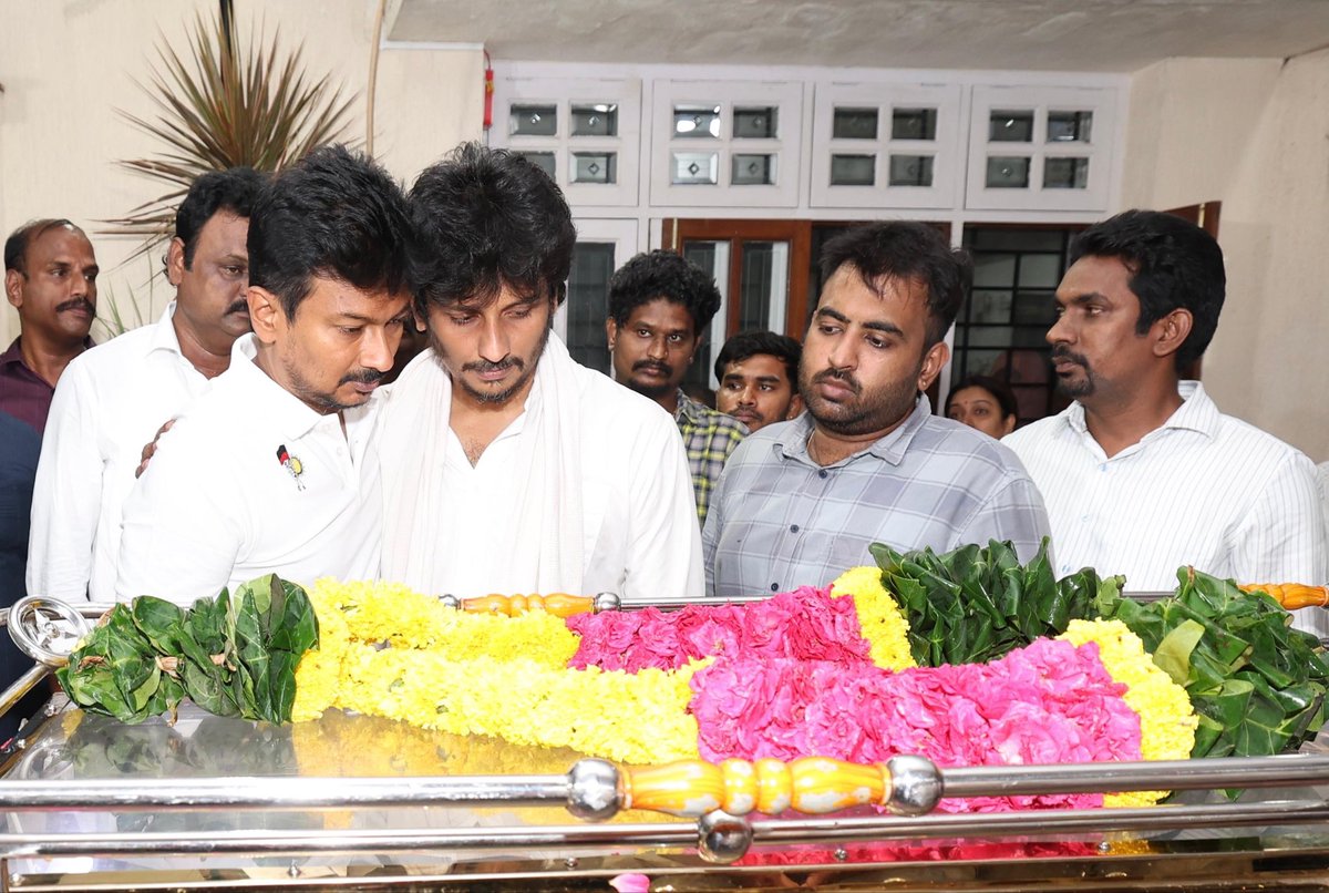 Udhaystalin's tweet photo. சாலை விபத்தில் மறைந்த திரைப்படத் தயாரிப்பாளர் திரு.ஆர்.பி.சௌத்ரி சாரின் திருவுடலுக்கு, சென்னை மயிலாப்பூரில் உள்ள அவரது இல்லத்திற்குச் சென்று மாலை வைத்து மரியாதைச் செலுத்தினோம். 

அவரது பிரிவால் வாடும் திரைக்கலைஞர் சகோதரர் ஜீவா உள்ளிட்ட அவரது குடும்பத்தாருக்கு ஆறுதல் தெரிவித்தோம்.

திரு.ஆர்.பி.சௌத்ரி அவர்களது மறைவிற்கு எனது ஆழ்ந்த இரங்கல்.