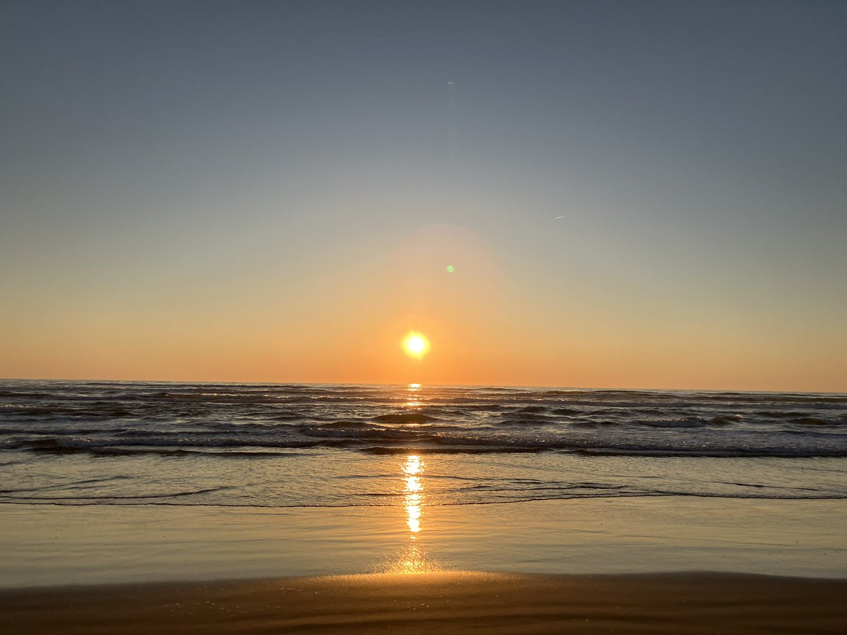 929Sumi's tweet photo. 夕方　久しぶりに千里浜をウォーキング🚶してきました。
　侵食が進み　歩く所も車の走れる所も随分狭くなっていて　悲しくなりました。　そしてゴミだらけ。😭
観光客がたくさん居て　皆さん夕陽が沈む所を見たい撮りたいで　いっぱいでした。 https://t.co/HcYXcZRHOX